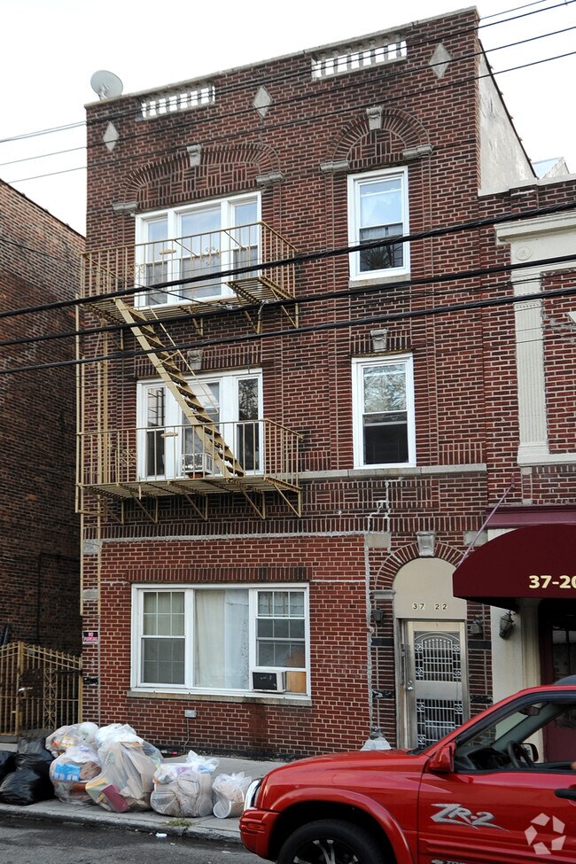Foto del edificio - 37-24 104th St