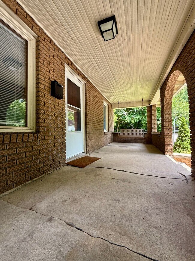 Building Photo - 111 E Wylie St