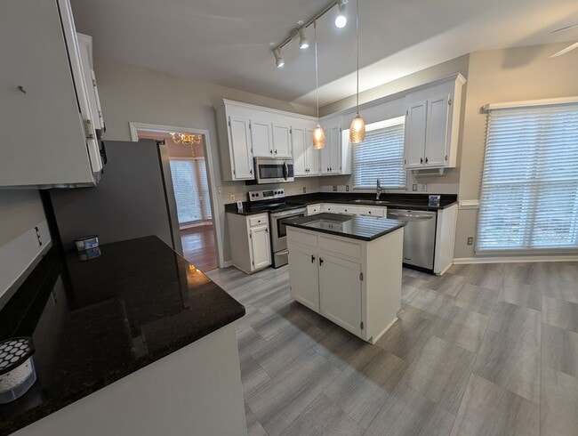 Building Photo - Beautiful 2 story, 4 bed, 2.5 bath Home Located in the Davis Lake Community!