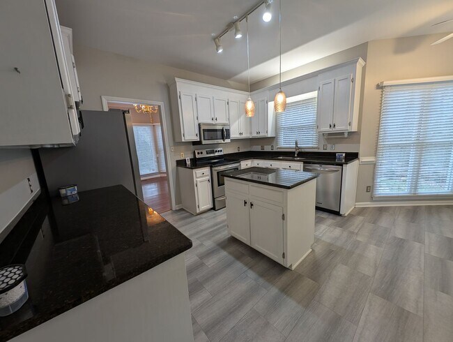 Foto del edificio - Beautiful 2 story, 4 bed, 2.5 bath Home Located in the Davis Lake Community!