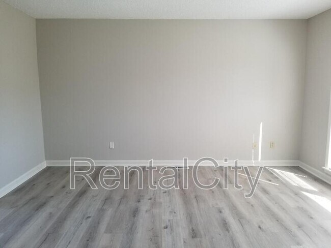 Building Photo - 45 Woodmont Dr