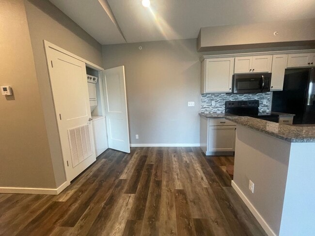 Building Photo - Lake View 1 Bedroom 1 Bath