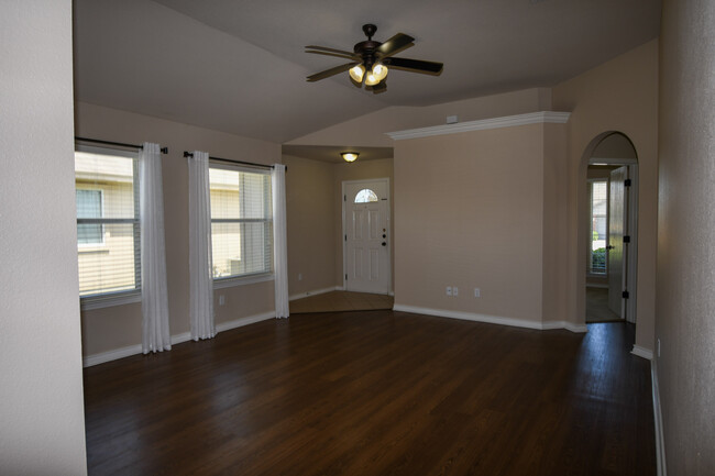 Building Photo - 3813 Los Arroyos Dr