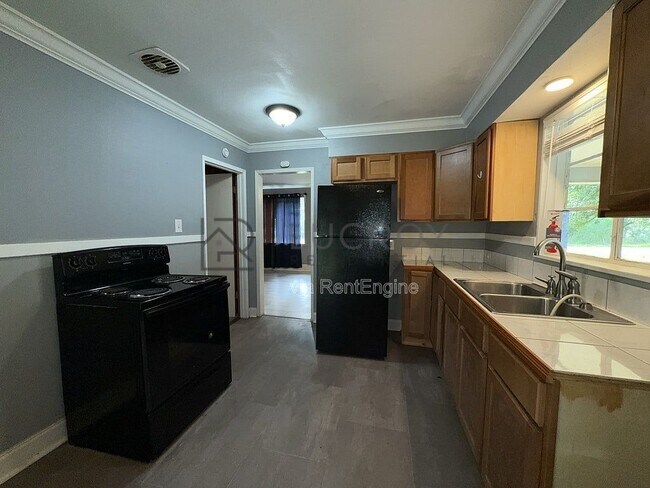 Building Photo - 3030 Oak Forest Dr