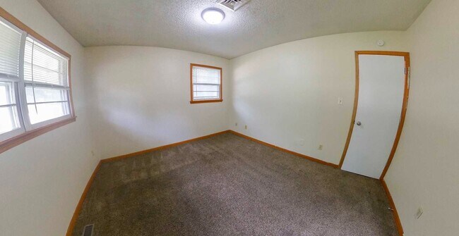 Building Photo - 3D Tour Available-3 Blocks from Campus + F...