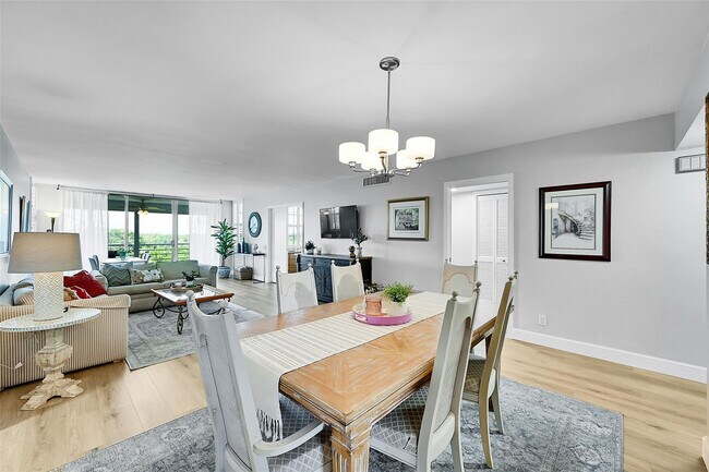 Building Photo - 4020 W Palm Aire Dr