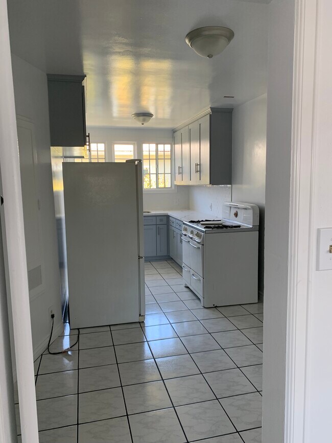 Kitchen - 1310 S Beverly Glen Blvd