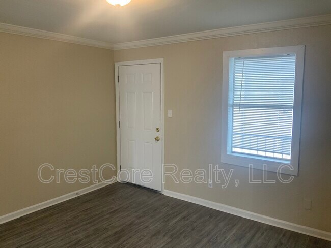 Building Photo - 693 Looney Ave