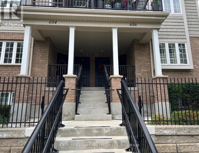 Building Photo - 654 Woodlawn Rd E