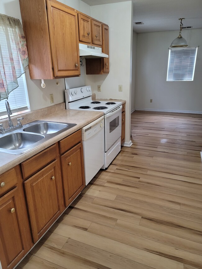 Foto del edificio - 346 Railroad Ave