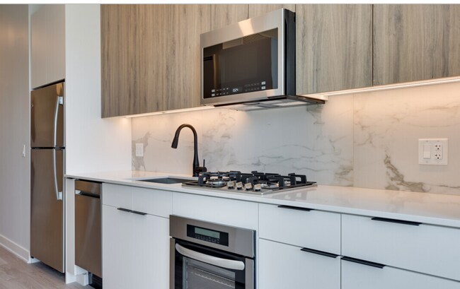 Foto del edificio - 711 N Milwaukee Ave