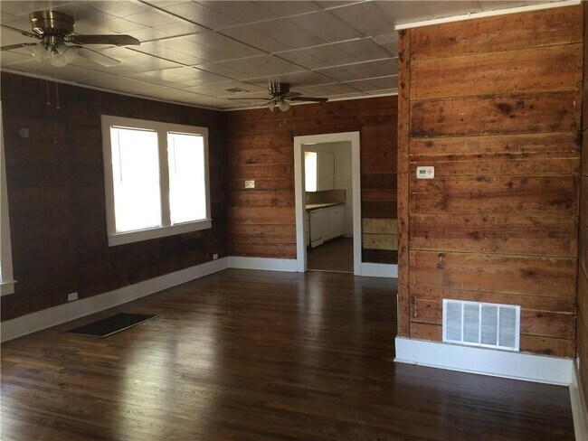 Building Photo - 906 N Bell Ave