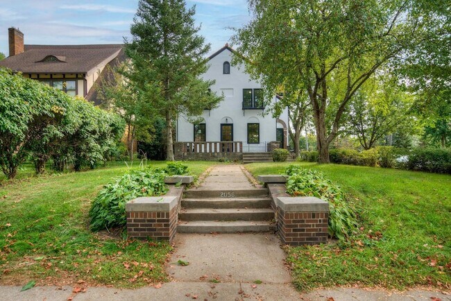 Foto del edificio - 2056 Summit Ave