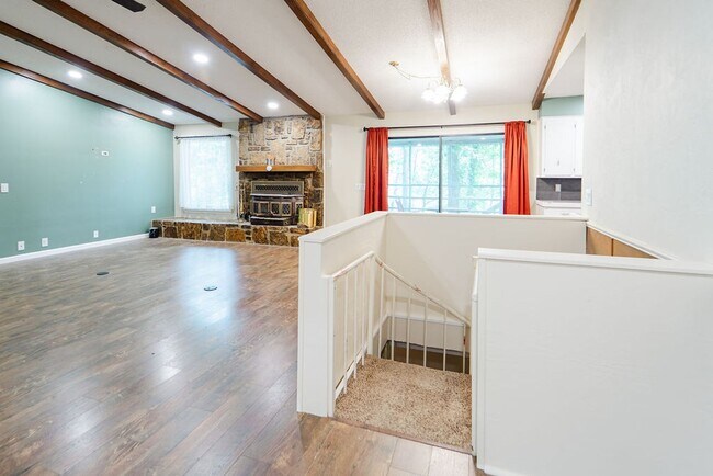 Building Photo - Spacious 3 Bedroom, 3 Bath Two story home!!