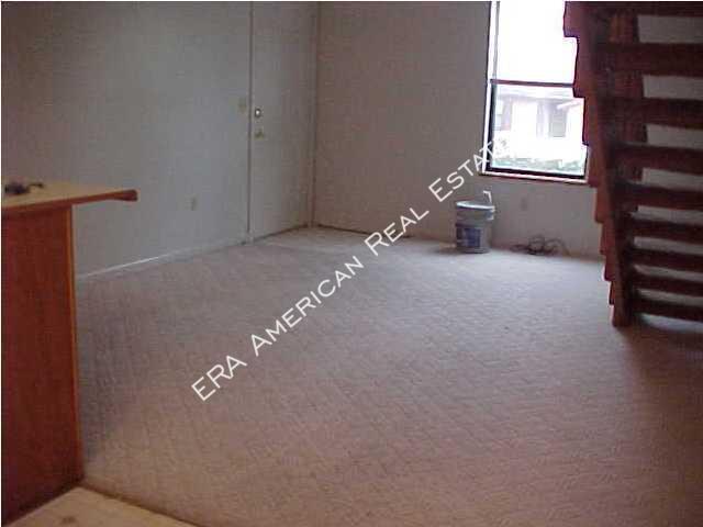 Building Photo - Townhome with fenced yard