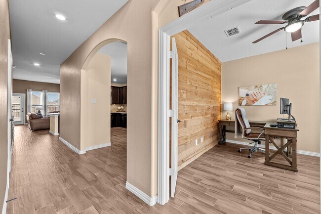 Building Photo - 910 Blackhawk Dr