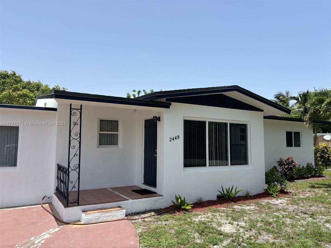 Foto principal - 2449 SW 7th St