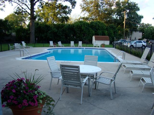 Pool - 437 N Eton St