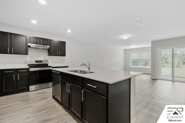 Building Photo - LIKE NEW 3/2/1 TOWNHOUSE IN DESIRABLE SEMINOLE WOODS