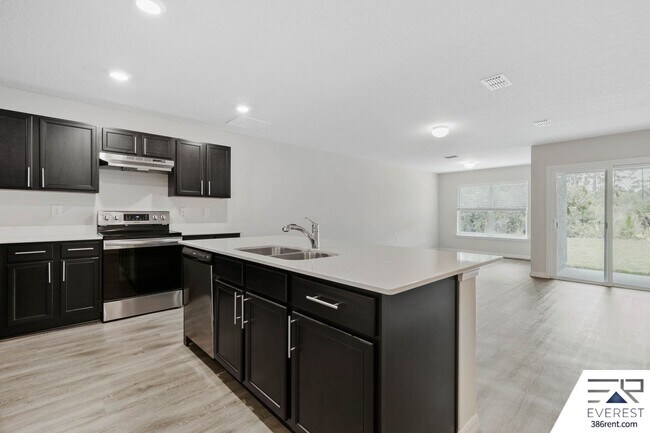 Foto del edificio - LIKE NEW 3/2/1 TOWNHOUSE IN DESIRABLE SEMINOLE WOODS