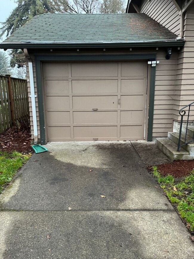 Building Photo - 3 bedroom, 1 bath Bungalow