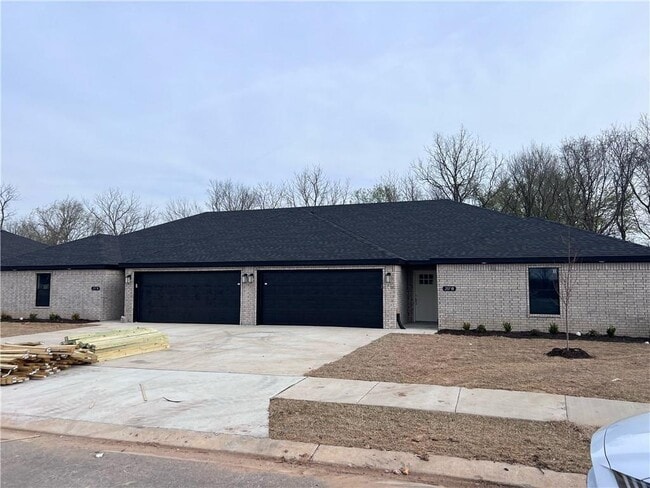 Building Photo - 207 Tricha Cir SW
