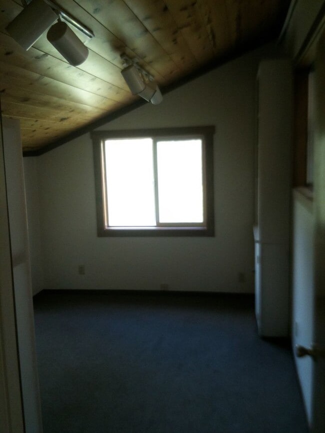 Building Photo - 3/1 Close to UC, hiking, mountain biking a...