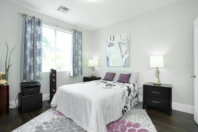 Foto del edificio - LUXURY 3BD/2.5BA TOWNHOUSE! FURNISHED!