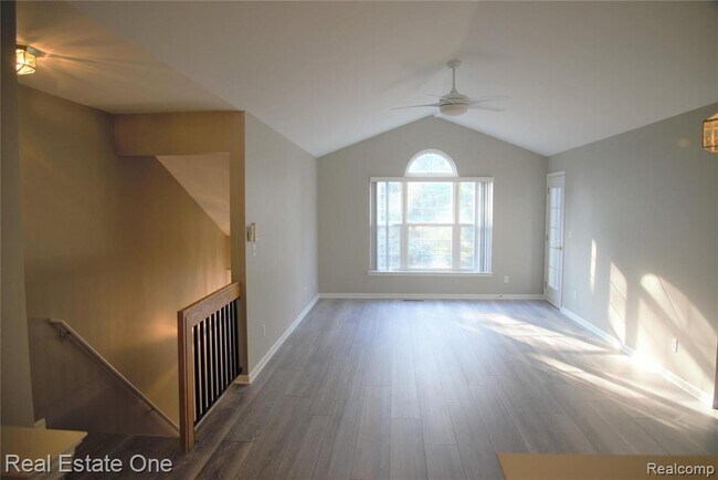 Foto del edificio - 5400 Pine Aires Dr
