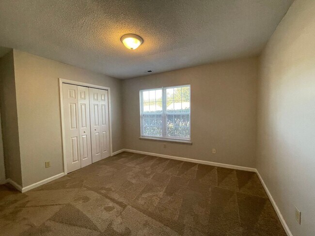 Building Photo - Nice 2 bedroom, 2 bath duplex