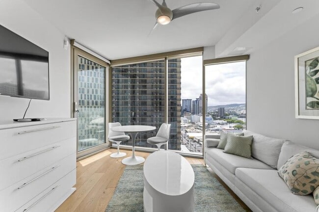 Building Photo - 1001 Queen St