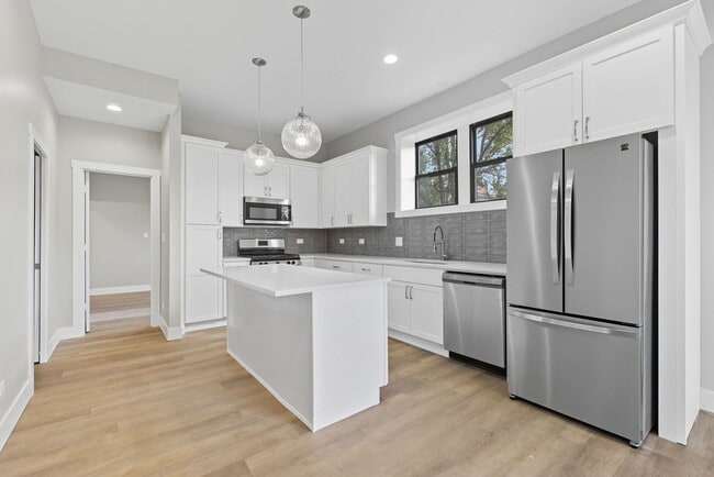 Building Photo - 2101 N Hoyne Ave