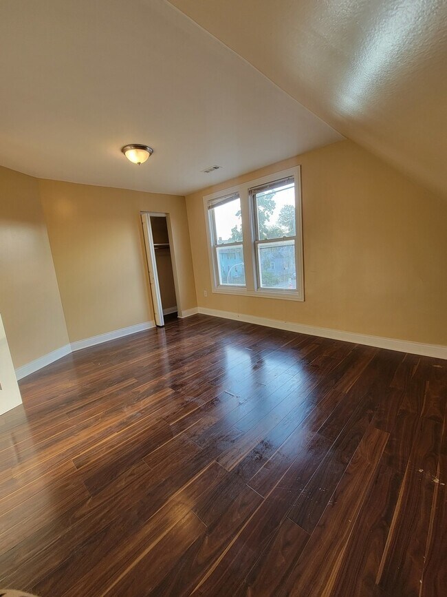 Foto del edificio - 1056 N Parkside Ave