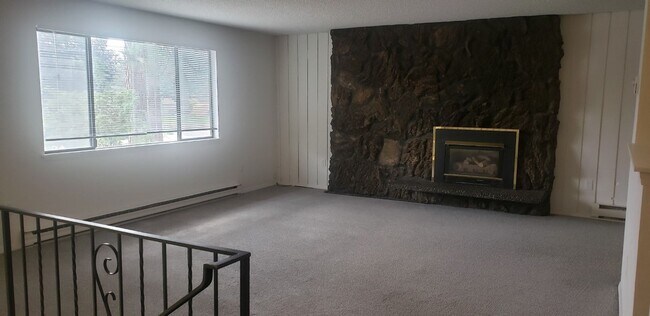 Building Photo - Nicely updated 3+ bedroom, 2 bath duplex