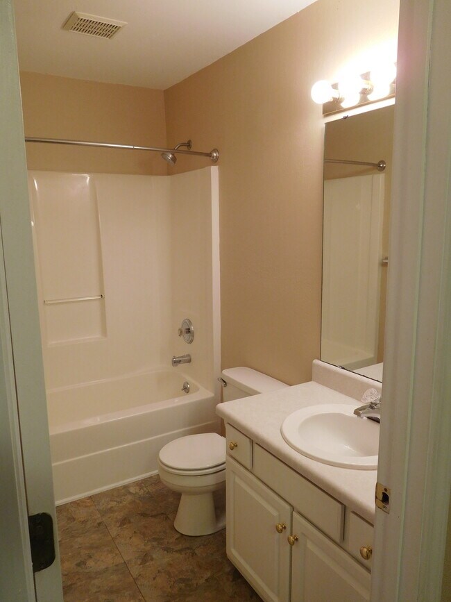 baño de arriba - 125b Heatherbrook Ct