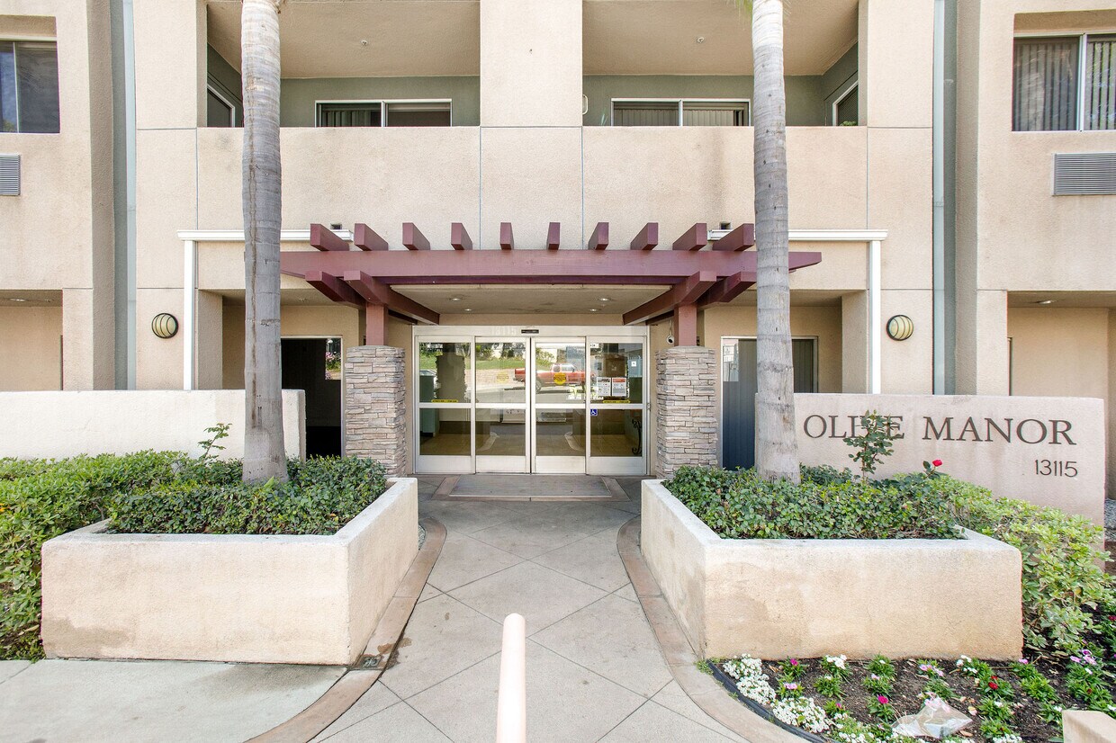 Olive Manor Apartments in Sylmar, CA