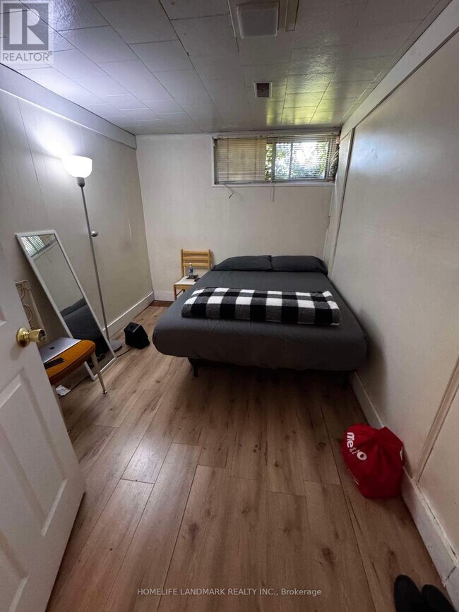 Building Photo - 102 Billington Crescent