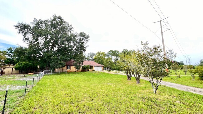 Building Photo - Charming 3-Bedroom Home for Nature Lovers