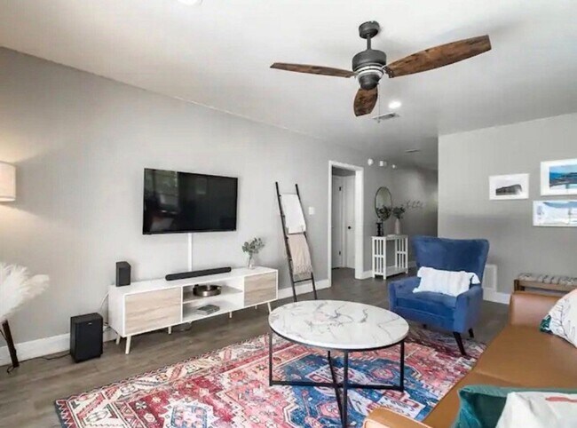 Foto del edificio - 4214 Baywoods Dr