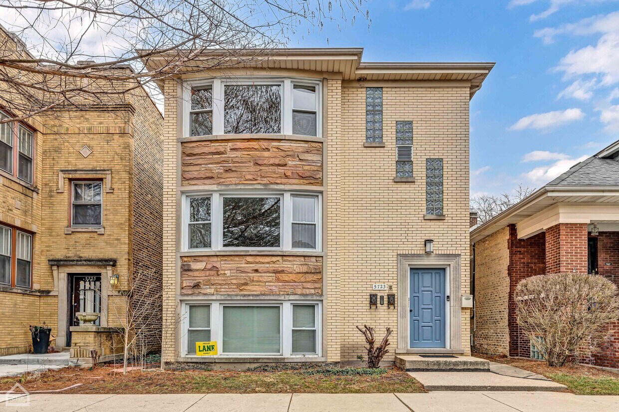 Primary Photo - 5723 N Maplewood Ave