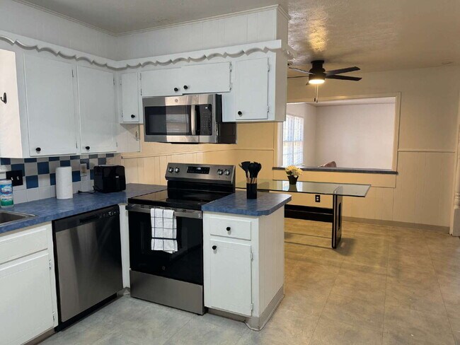 Foto del edificio - Bedroom Available. ALL BILLS PAID. FURNISHED