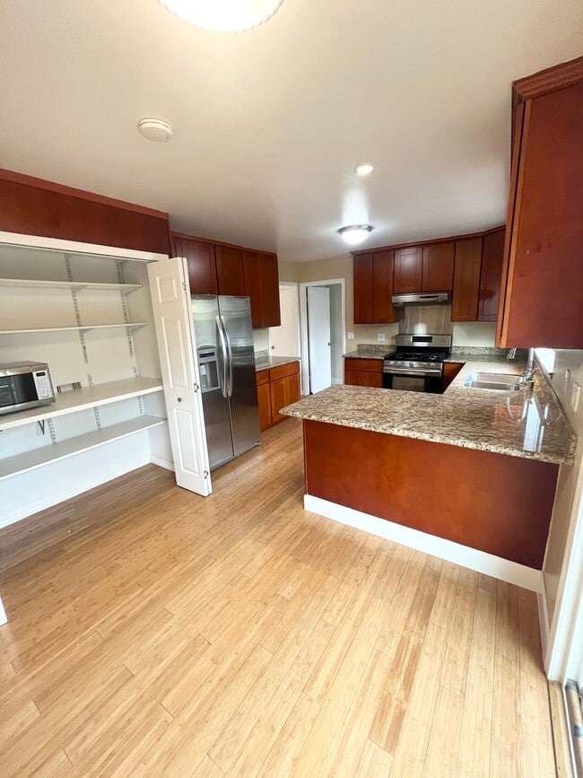 Building Photo - Spacious 2x2 in FANTASTIC location!