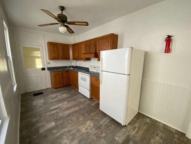 Building Photo - 2 Bedroom, 1 Bath House