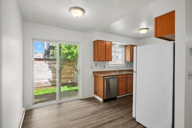 Foto del edificio - Updated 2 Bedroom, 1 Bathroom Duplex in the Heart of North Portland