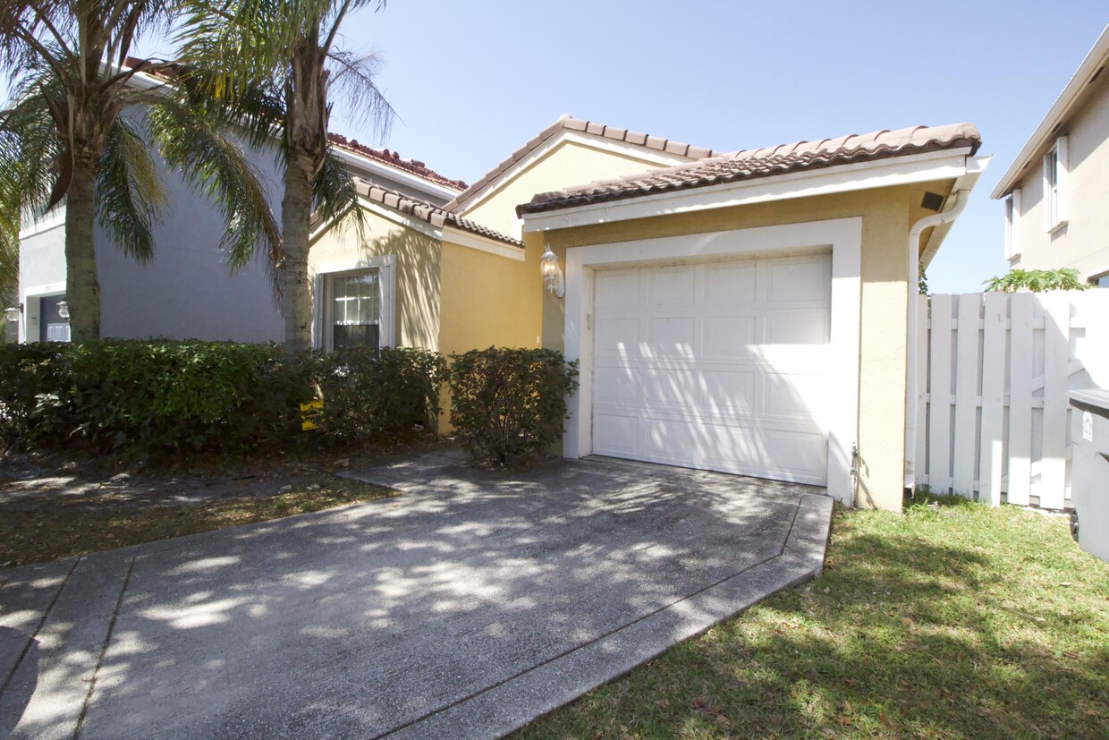 Foto principal - 7968 Lakewood Cove Ct
