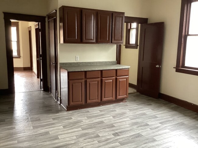 Building Photo - 2 Bedroom Upper Duplex