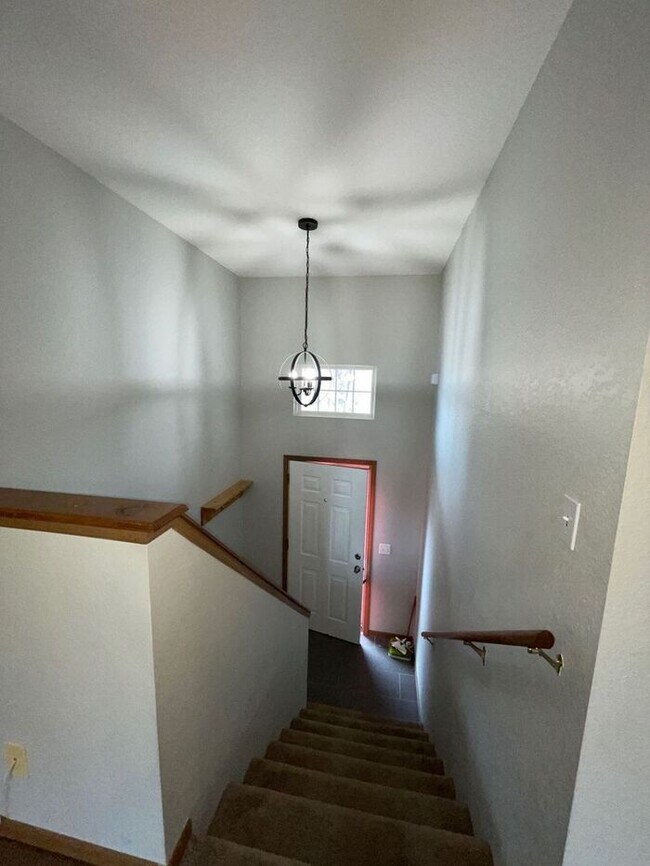 Building Photo - New Price! 3 Bedroom, 2 Bathroom Duplex wi...