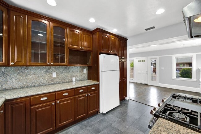 Building Photo - 2 Bedroom 1 Bath House in Oakland -- Avail...