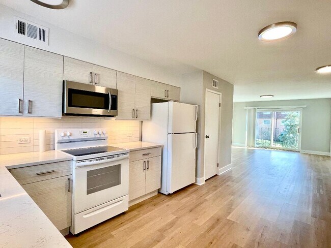 Foto del edificio - 9466 Bay Colony Dr