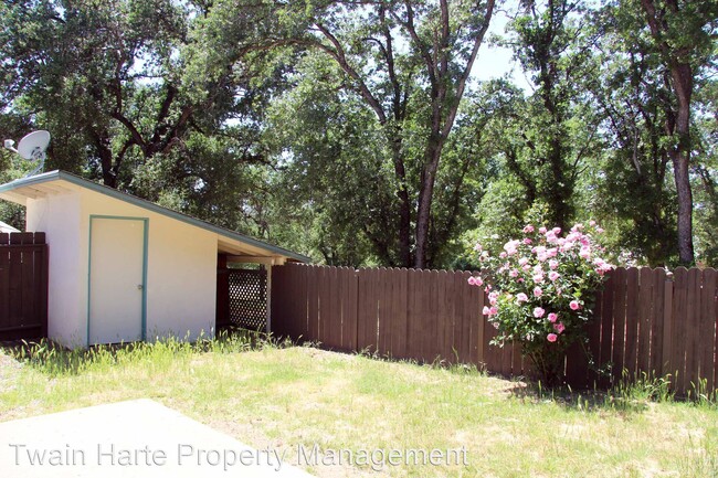 Building Photo - 3 br, 1 bath House - East Sonora Duplex 19...